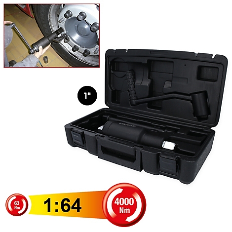 Schwarzer Schlagschrauber im Koffer, im Einsatz am Lkw-Reifen. Beschriftung: 1", 63 Nm, 1:64, 4000 Nm.